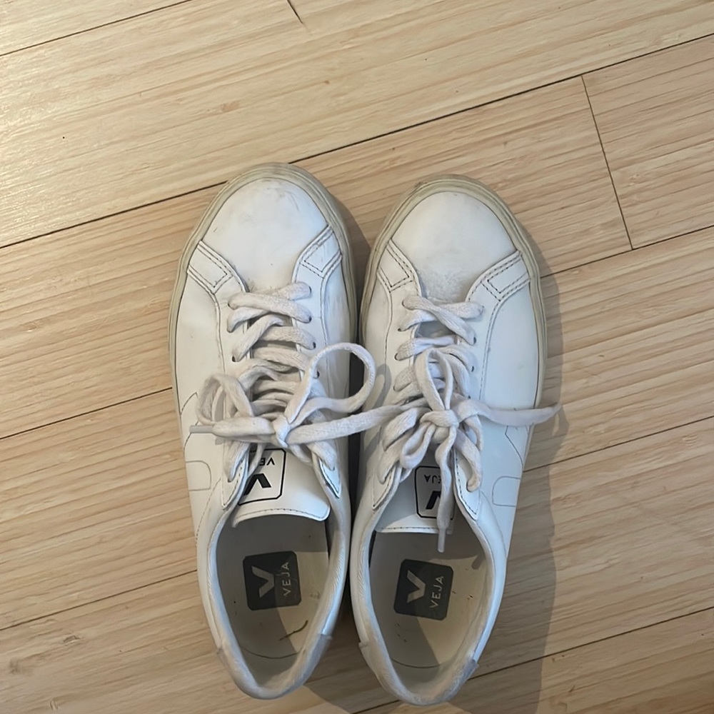Veja plain white